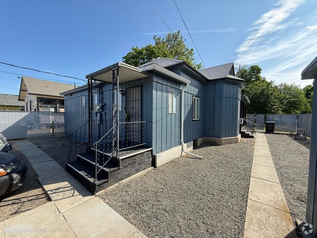 Building Photo - 704 N Naches Ave Unit B Rental