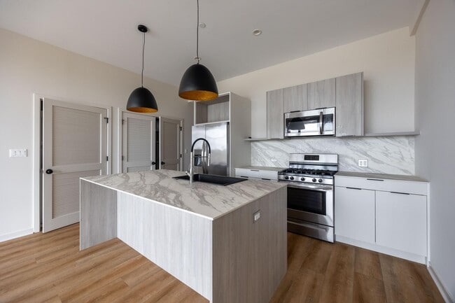 3207 N Narragansett Ave Unit 406