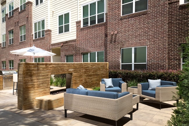 Salón al aire libre con chimenea - District at Greenbriar