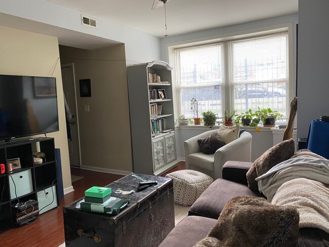 Sala de estar - 1408 N Maplewood Ave Unidad GDN