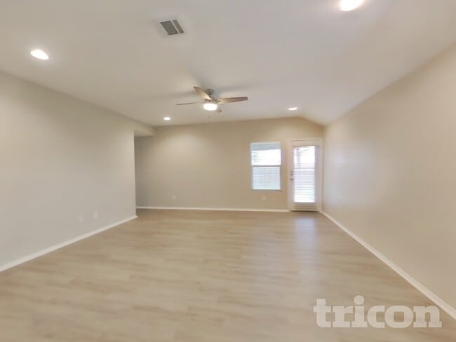 Photo - 414 Lance Trail