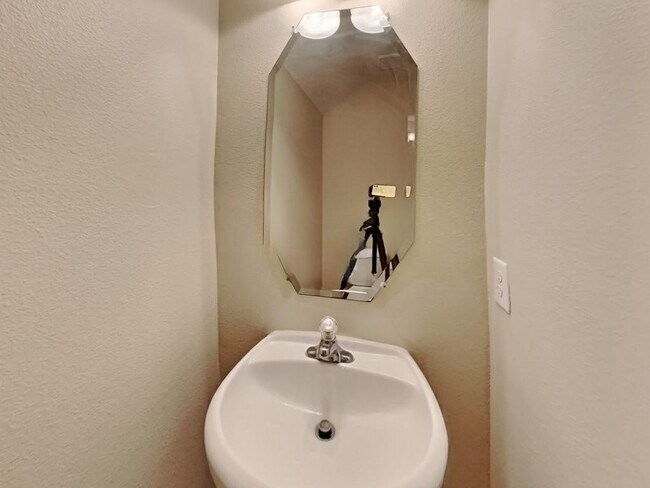 Building Photo - 439 Pinewood Ridge Dr