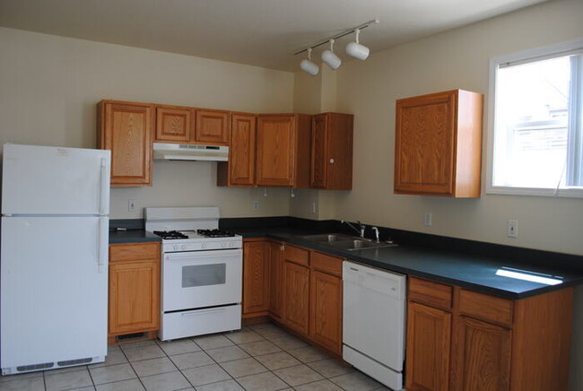 Photo - SPACIOUS STUDIO - 5 MIN FROM CAMPUS - AVAI...