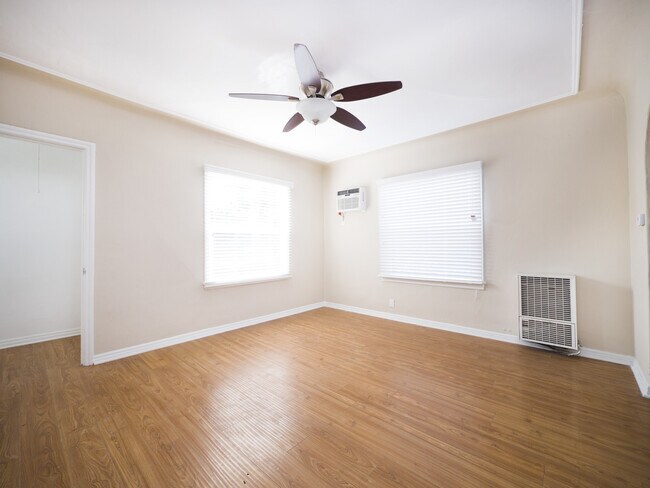 Photo - 5225 De Longpre Ave