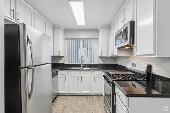 2BR, 2BA - 992SF - Kitchen
