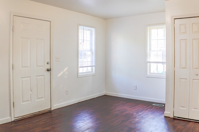 Photo - 835 Gladstone St