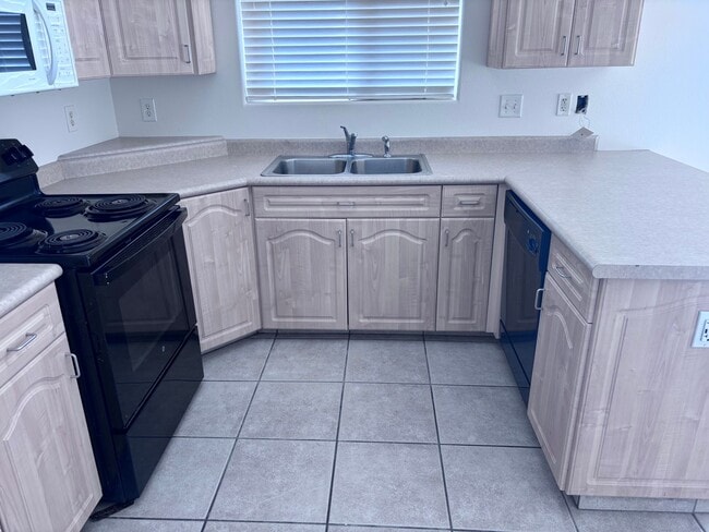 Photo - 3 bed / 2.5 bath / 1 car garage townhome