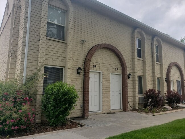 Building Photo - 1222 NE 4th St Unit 02