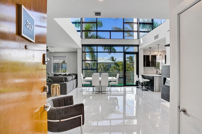 Building Photo - 365 SE 6th Ave Unit 307