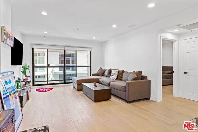 Building Photo - 10724 Wilshire Blvd Unit 503 Rental