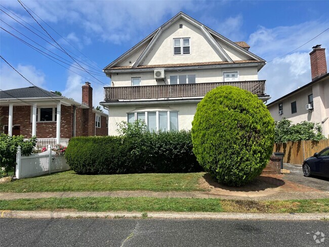 Building Photo - 20 Frost Pond Rd Unit B Rental