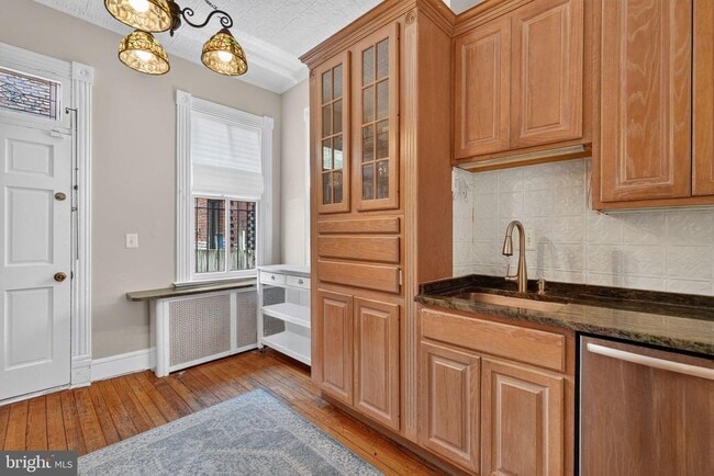 Photo - 318 3rd St SE
