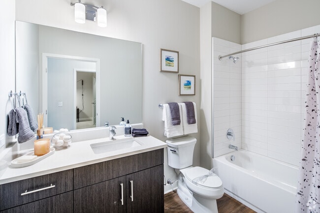 2HAB, 2BA - "O IN, 1049 ft²
