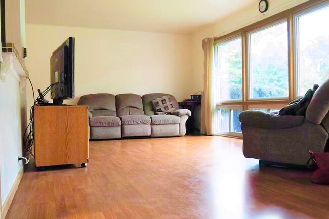 35 W Pleasant Hill Blvd