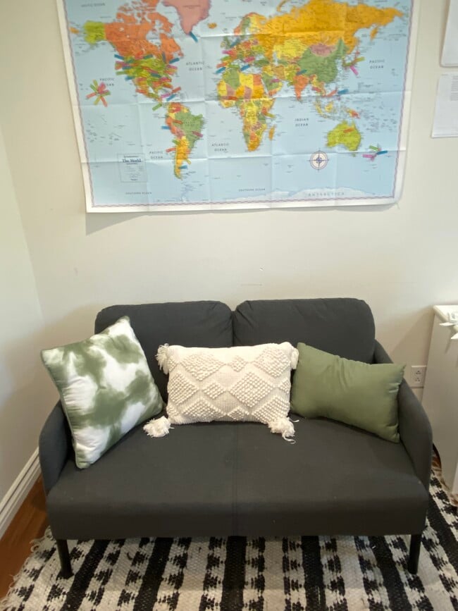 Furniture is optional - 611 S Griffith Park Dr Unidad Equestrian Rancho studio