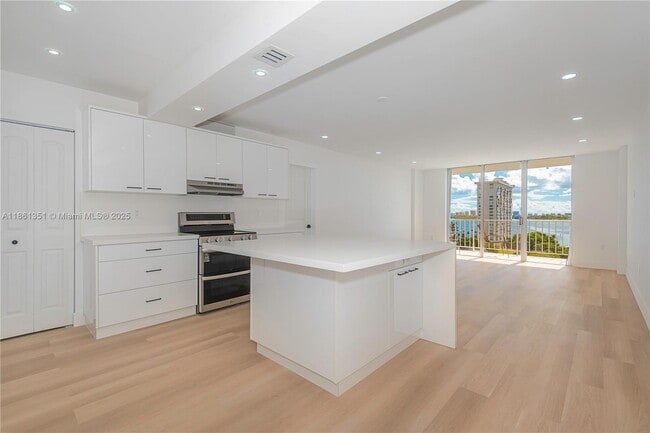 Building Photo - 11111 Biscayne Blvd Unit 11G Rental
