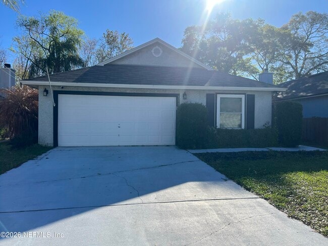 Building Photo - 1115 Main St