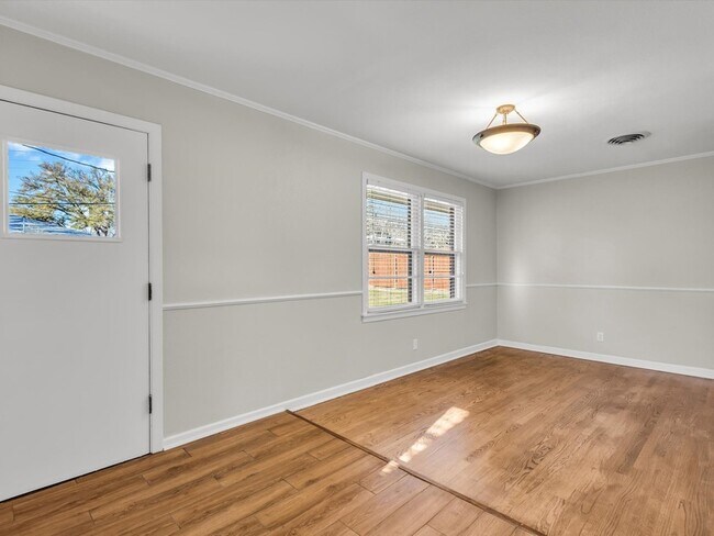 Photo - 3404 Cromart Ave