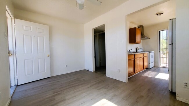 Photo - 905 W 7th St