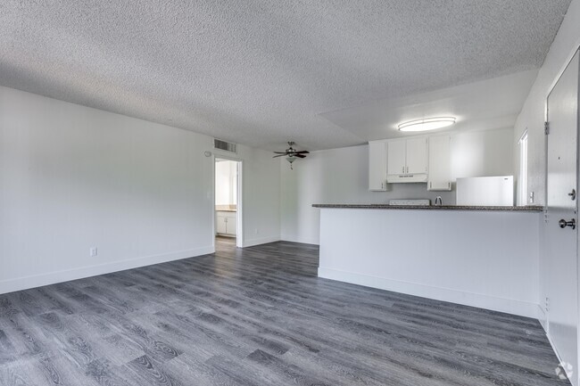 1 BR, 1 BA - 700 SF