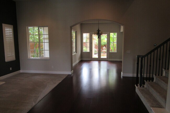 Gorgeous 5 Bed/4.5 Bath with Office in Perfect San Ramon Location