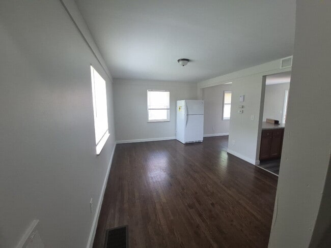 Photo - 5568 Raceview Ave