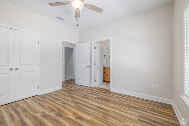 2BR, 2BA - 920SF - Primary Bedroom