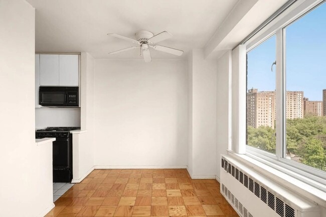 Photo - 392 Central Prk W