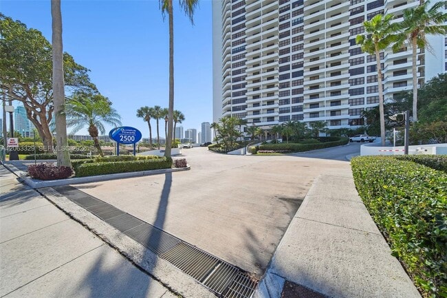 Building Photo - 2500 Parkview Dr Unit 812