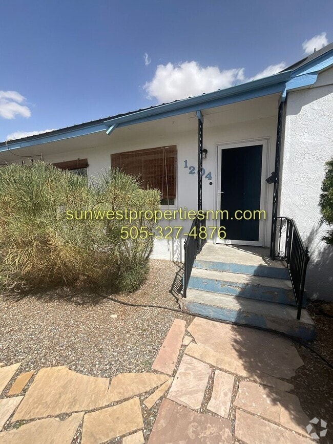 Building Photo - 2 Bedroom, 1 Bath Home Fully Landscaped