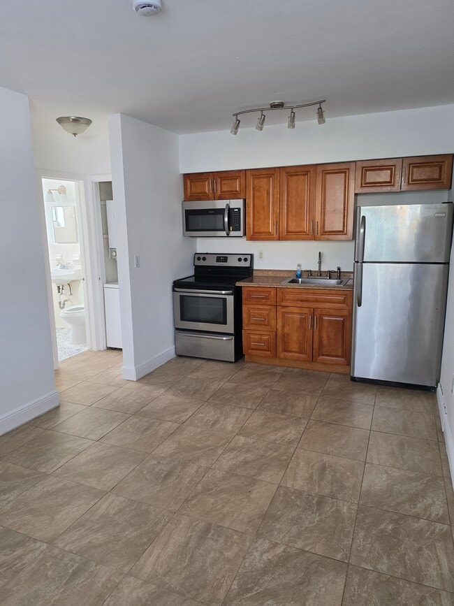 Building Photo - 742 NW 5th Ave Unit Apartment 1