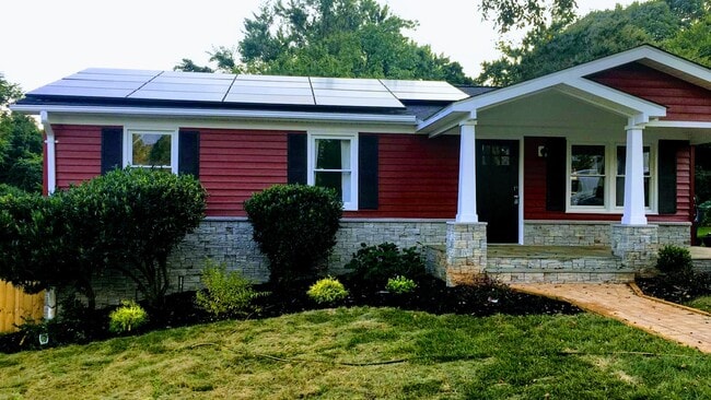 Building Photo - 1308 Hampton St Unit Downstairs B