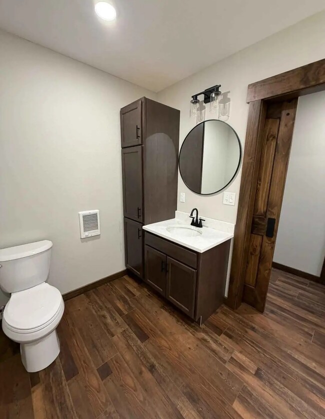 Photo - 905 W Broadway St