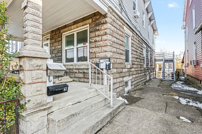 Photo - 626 State St Unit #4