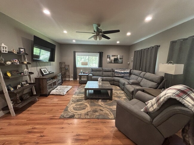 Photo - Spacious 2,048sf 3-bed home on acreage in Garden Valley!