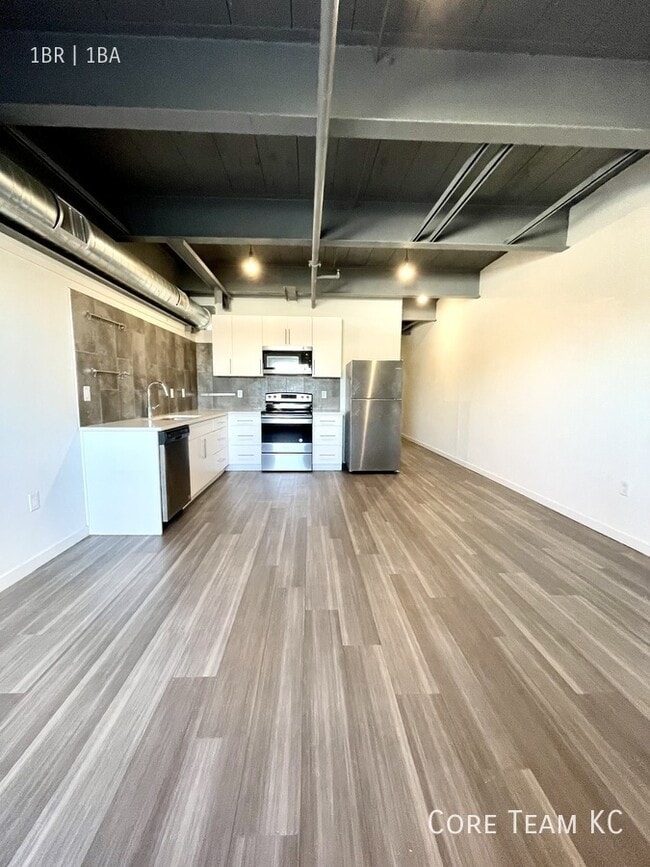 Building Photo - 1180 E 30th St Unit 317