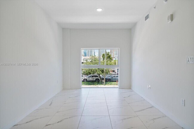 Photo - 420 SW 7th Ave Unidad 304