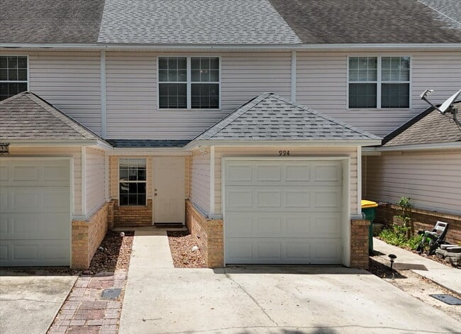 Building Photo - Charming Fort Walton Beach Townhome - Move-In Ready!