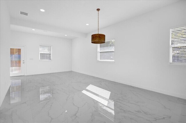 Photo - 600 N Lakewood Ave