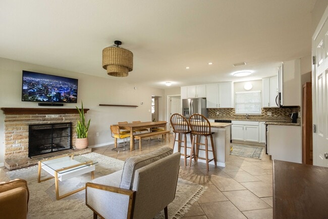 Building Photo - 650 S Park Ave