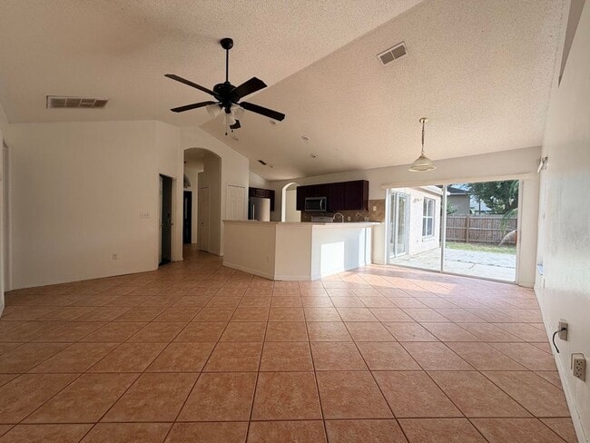 Photo - Large and Spacious 4/2 in Ideal Location!