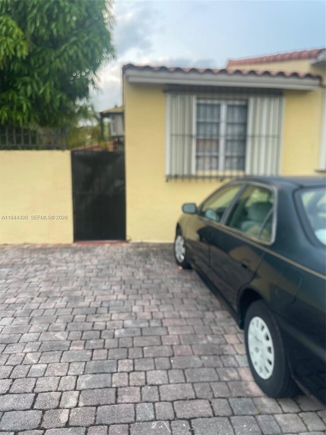 Photo - 951 SW 9th St Unit Side