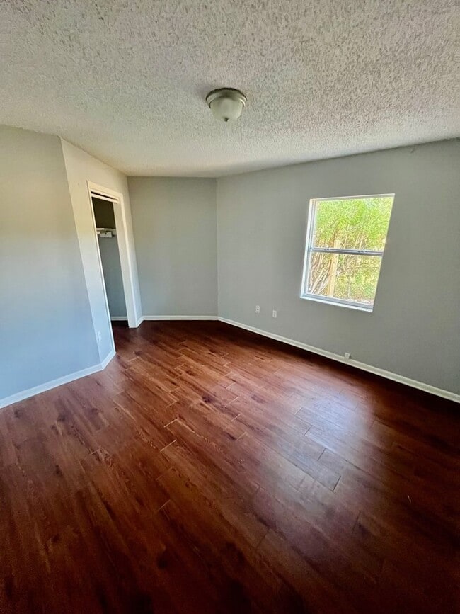 Photo - Spacious 2BR/1BA Conveniently Located Lakeland Duplex!