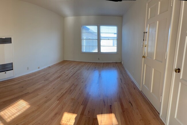 Building Photo - 831 Grevelia St Unit D