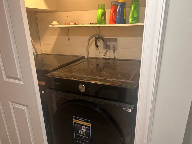 Laundry - 2400 N Capitol St NW Unit RoomForRent