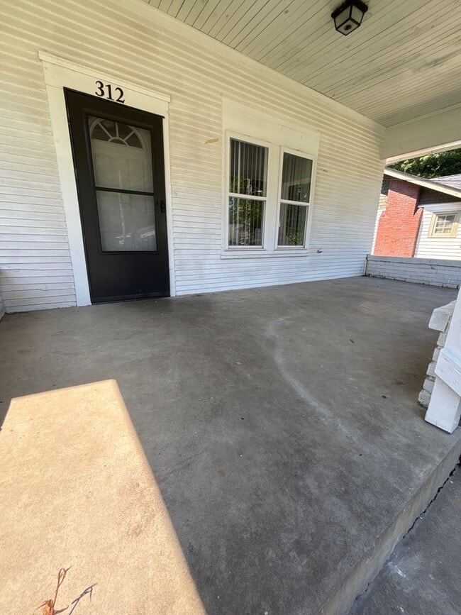 Photo - 312 W King St
