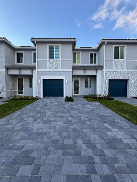 Photo - 635 SE 13th St Cir Townhome