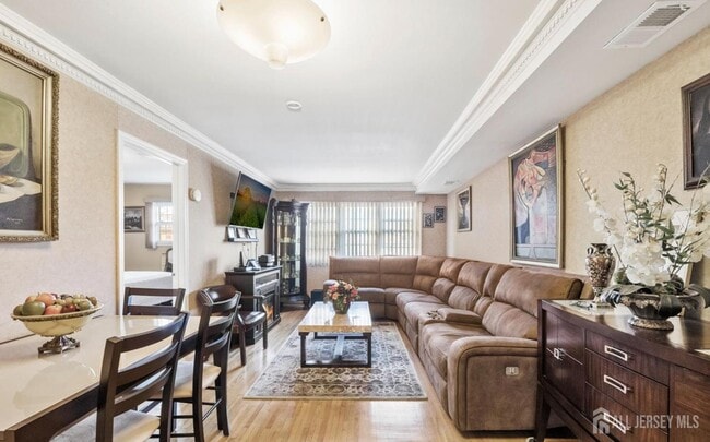 Photo - 390 College Dr E