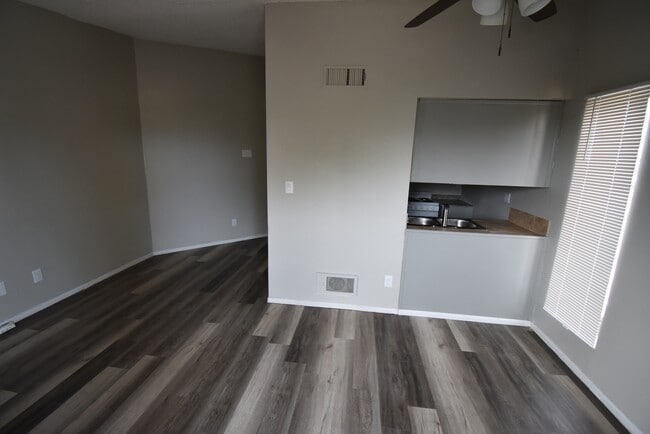 Photo - 152 E 21st St