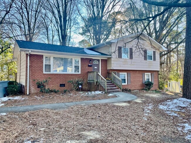 Building Photo - Must see This 4 Bedroom 2 Bath Tri Level Home. Located Close to Sugar Creek Rd and N. Tryon St